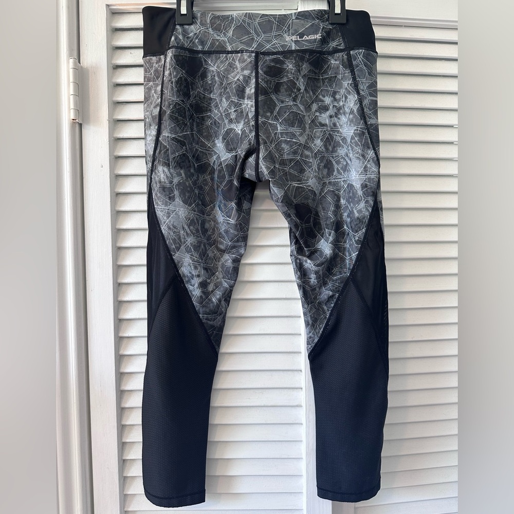 Pelagic Black & Gray Capri Hex Leggings, Size Medium - Picture 3 of 11